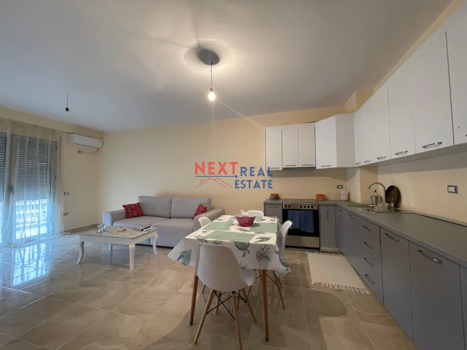 Vlore, jepet me qera apartament 1+1+Ballkon , 86 m² 350 € (LUNGOMARE)