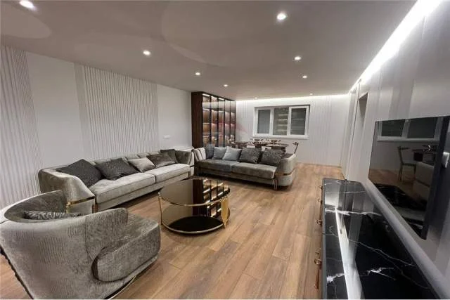 Tirane, jepet me qera apartament 2+1+A+BLK Kati 1, 130 m² 1.300 Euro (Bllok)