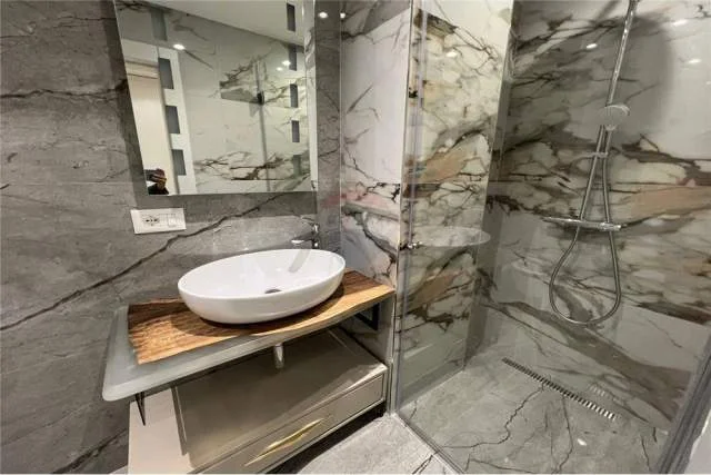 Tirane, jepet me qera apartament 2+1+A+BLK Kati 1, 130 m² 1.300 Euro (Bllok)