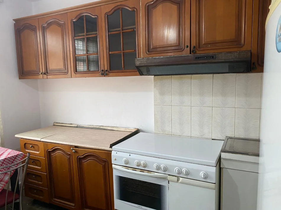 Tirane, jepet me qera apartament 2+1+Ballkon Kati 3, 87 m² 450 € (ne rrugen e Dibres tek Medreseja Tirane.)