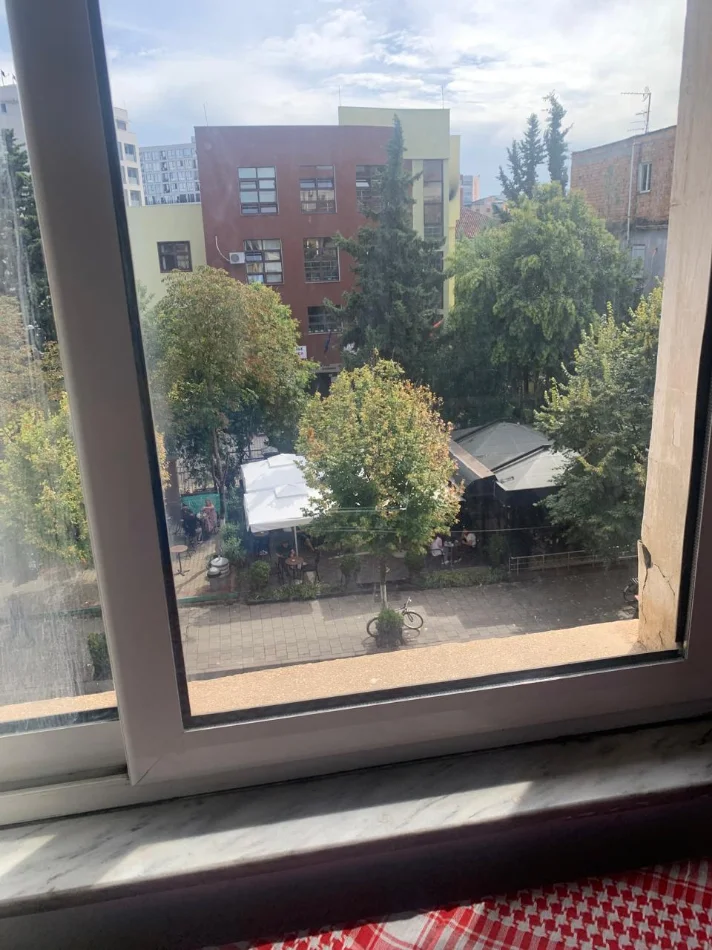 Tirane, jepet me qera apartament 2+1+Ballkon Kati 3, 85 m² 450 € (ne rrugen e Dibres tek Medreseja Tirane.)