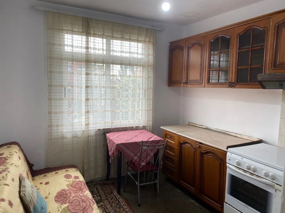 Tirane, jepet me qera apartament 2+1+Ballkon Kati 3, 87 m² 450 € (ne rrugen e Dibres tek Medreseja Tirane.)