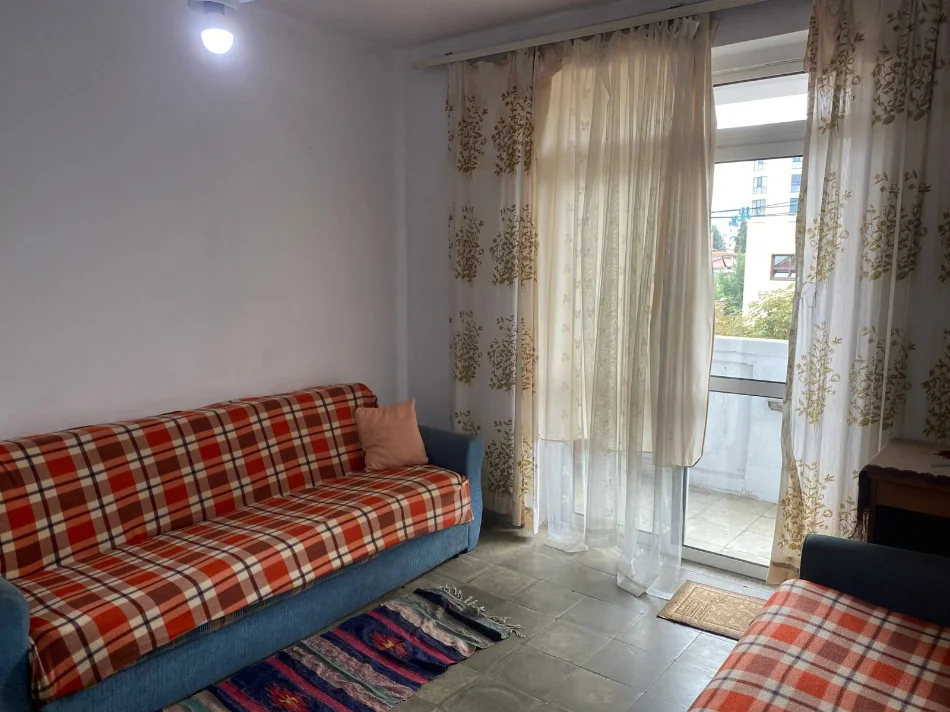 Tirane, jepet me qera apartament 2+1+Ballkon Kati 3, 86 m² 450 € (rruga e Dibres tek Medreseja Tirane.)
