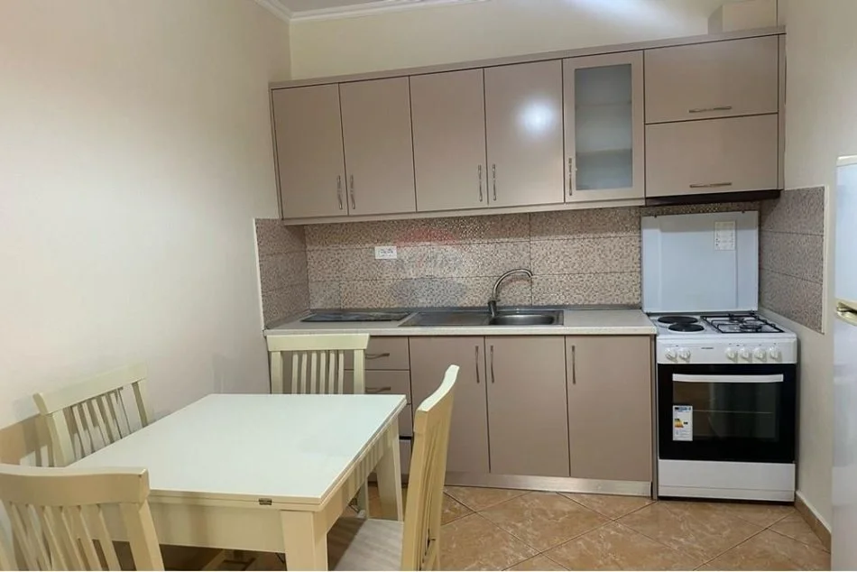 Tirane, jepet me qera apartament 1+1+Ballkon Kati 5, 70 m² 550 € (him kolli)
