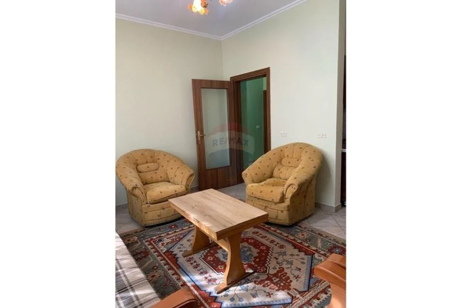 Tirane, jepet me qera apartament 1+1 Kati 1, 60 m² 300 € (Qytet Studenti)