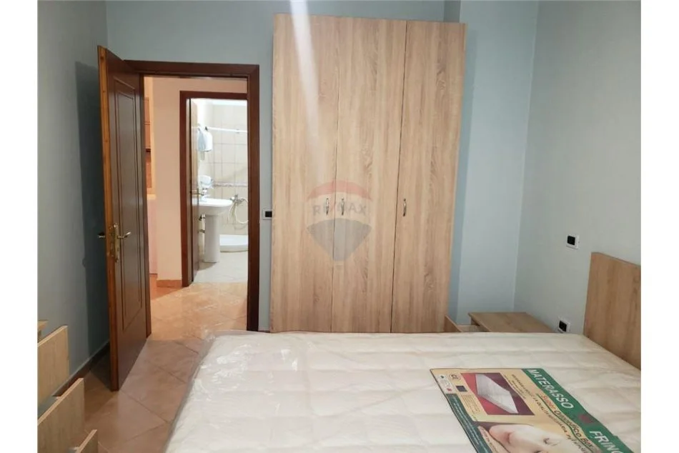 Tirane, jepet me qera apartament 1+1+Ballkon Kati 5, 70 m² 550 € (him kolli)