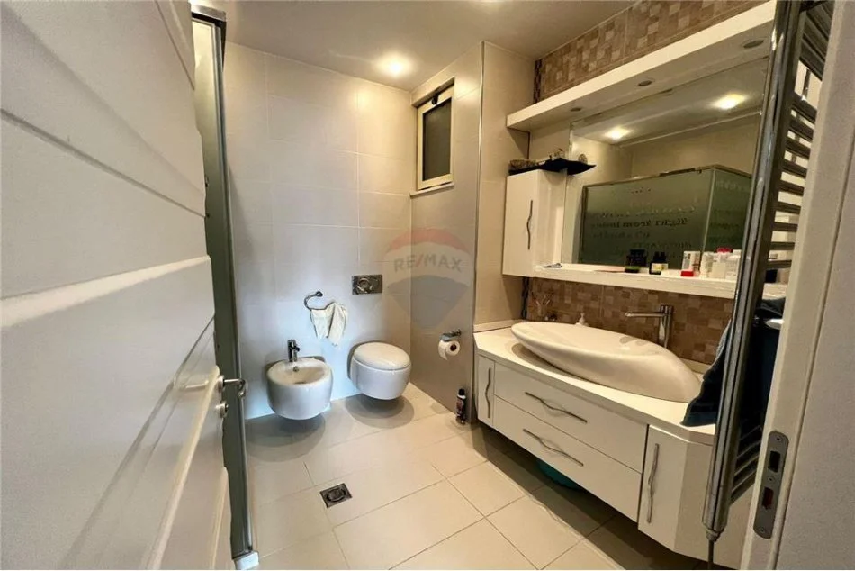 Tirane, jepet me qera apartament 2+1 Kati 4, 133 m² 1.000 € (Panorama)