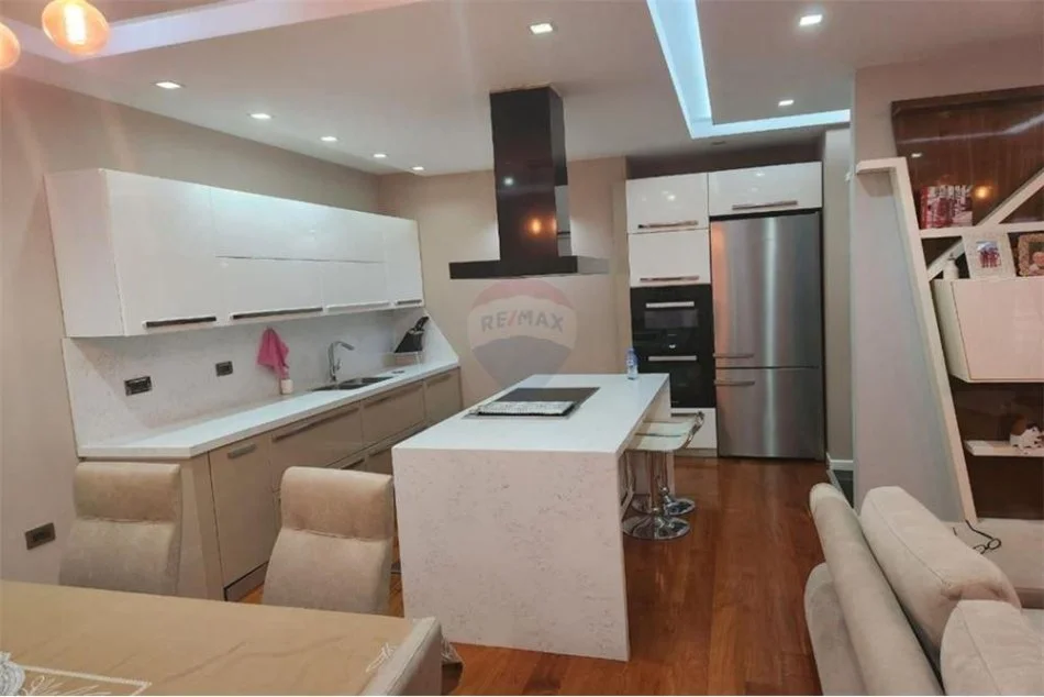 Tirane, jepet me qera apartament 2+1 Kati 4, 133 m² 1.000 € (Panorama)