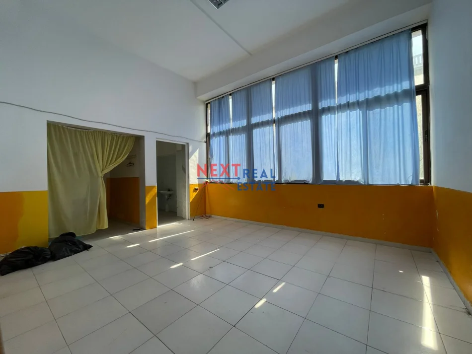 REZERVO PRONEN VETEM ME 500€! Vlore, jepet me qera ambjent biznesi Kati 2, 190 m² 1.000 € (Tek Riviera)