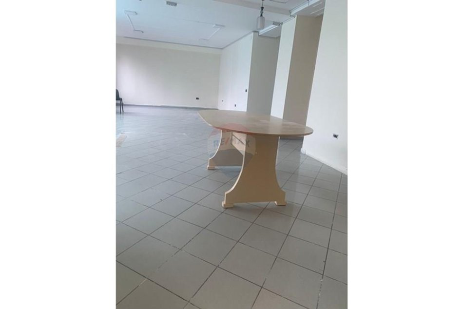 Tirane, jepet me qera zyre Kati 1, 170 m² 1.200 € (Rruga e Dibres)