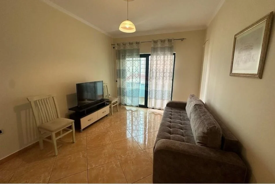 Tirane, jepet me qera apartament 1+1+Ballkon Kati 5, 70 m² 550 € (him kolli)
