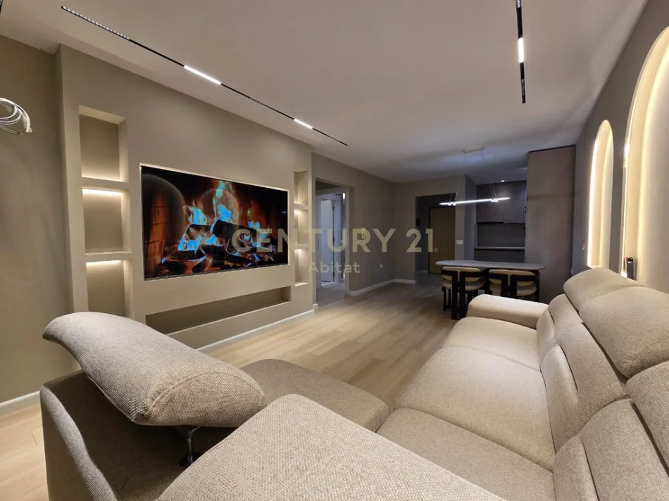 Tirane, shitet apartament 2+1+Ballkon Kati 8, 112 m² 305.000 € (Ish Ekspozita !)