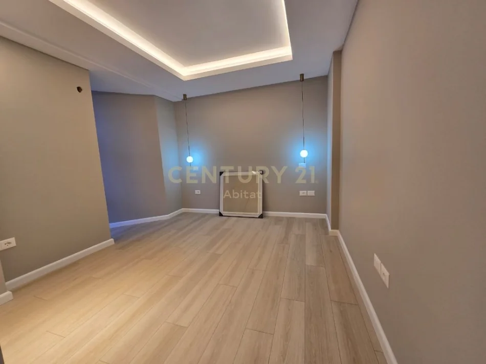 Tirane, shitet apartament 2+1+Ballkon Kati 8, 112 m² 305.000 € (Ish Ekspozita !)