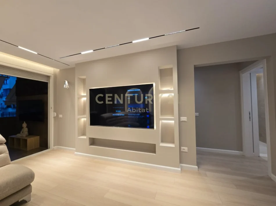 Tirane, shitet apartament 2+1+Ballkon Kati 8, 112 m² 305.000 € (Ish Ekspozita !)