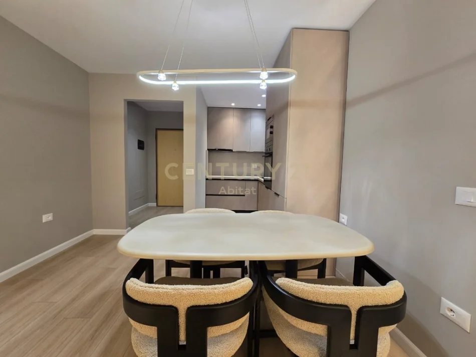 Tirane, shitet apartament 2+1+Ballkon Kati 8, 112 m² 305.000 € (Ish Ekspozita !)