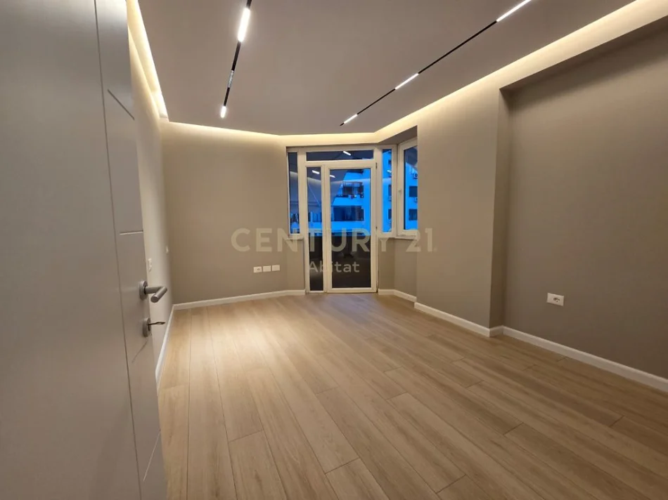 Tirane, shitet apartament 2+1+Ballkon Kati 8, 112 m² 305.000 € (Ish Ekspozita !)