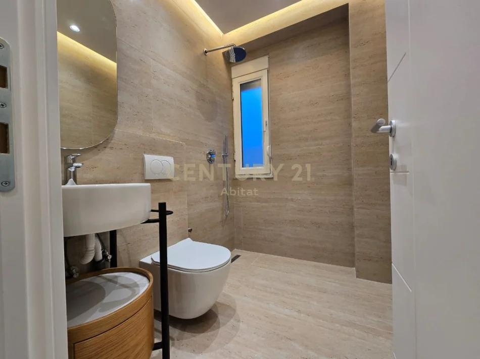 Tirane, shitet apartament 2+1+Ballkon Kati 8, 112 m² 305.000 € (Ish Ekspozita !)