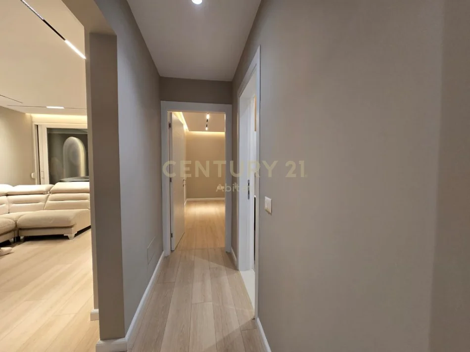 Tirane, shitet apartament 2+1+Ballkon Kati 8, 112 m² 305.000 € (Ish Ekspozita !)