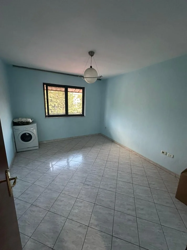 Tirane, jap me qera apartament 2+1 Kati 4, 65 m² 400 € (Rruga Kongresi i Manastirit, mrapa gjimnazit Cajup)