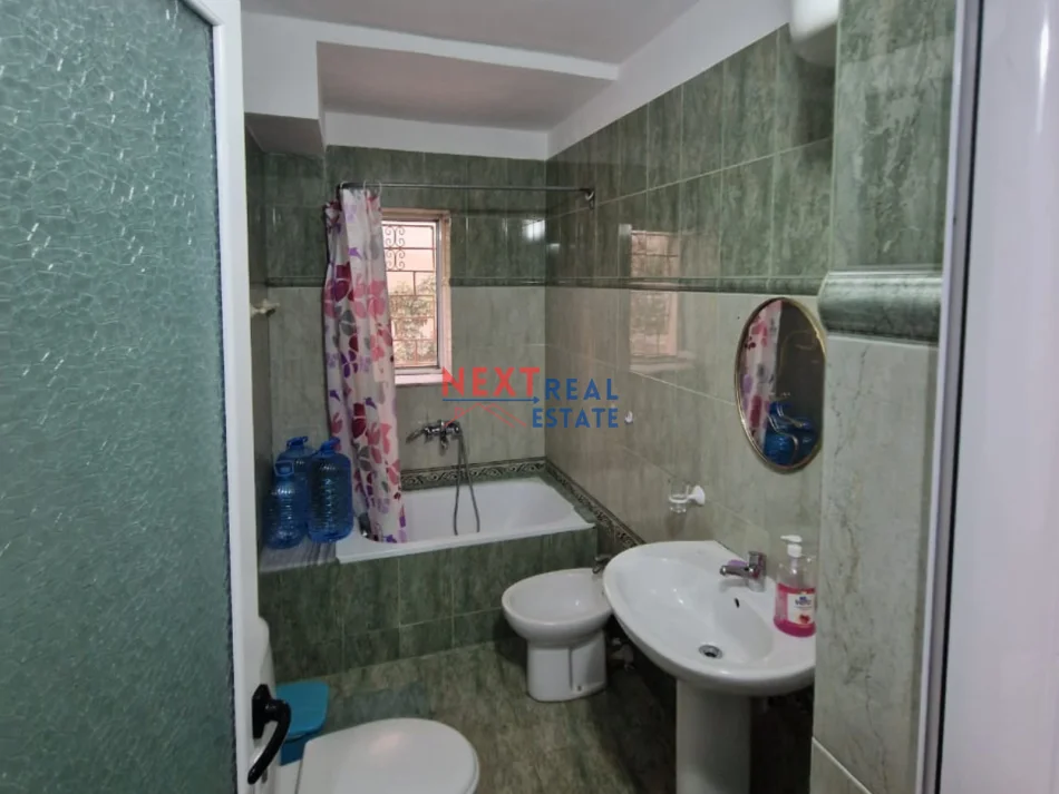 Vlore, jepet me qera apartament 1+1+Ballkon Kati 1, 300 € (SHKOLLA INDUSTRIALE)