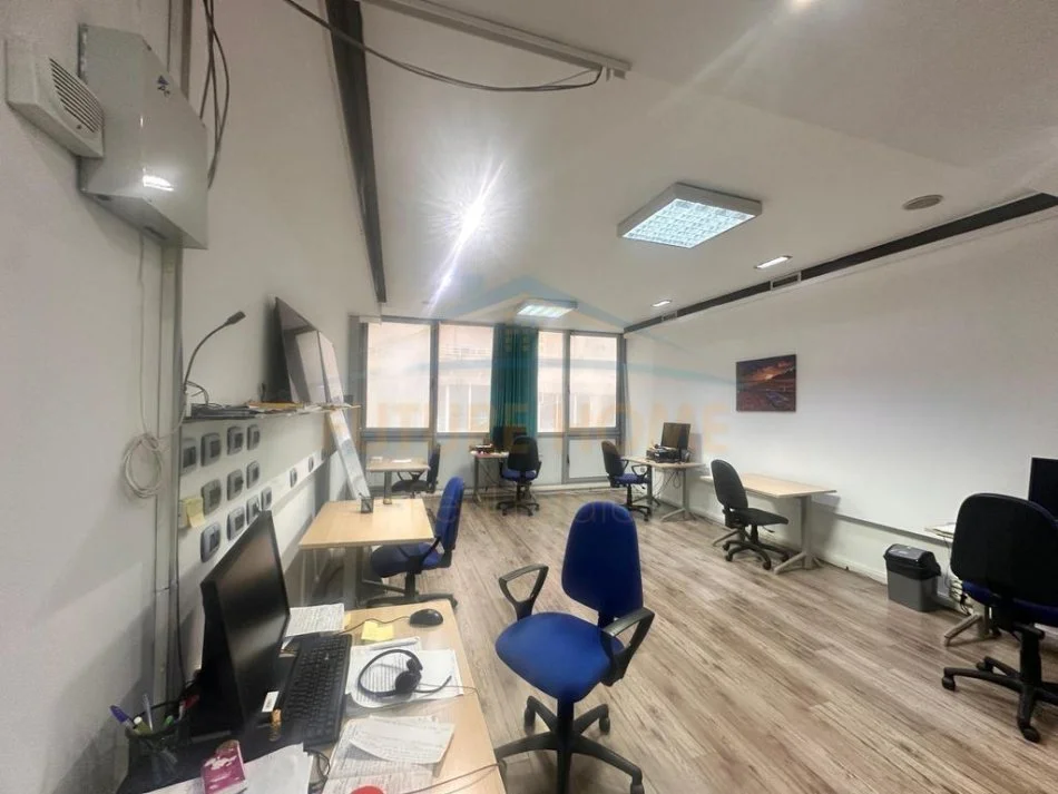 Durres, jepet me qera ambjent biznesi Kati 2, 123 m² 700 € (Stacioni i Trenit, Durres)