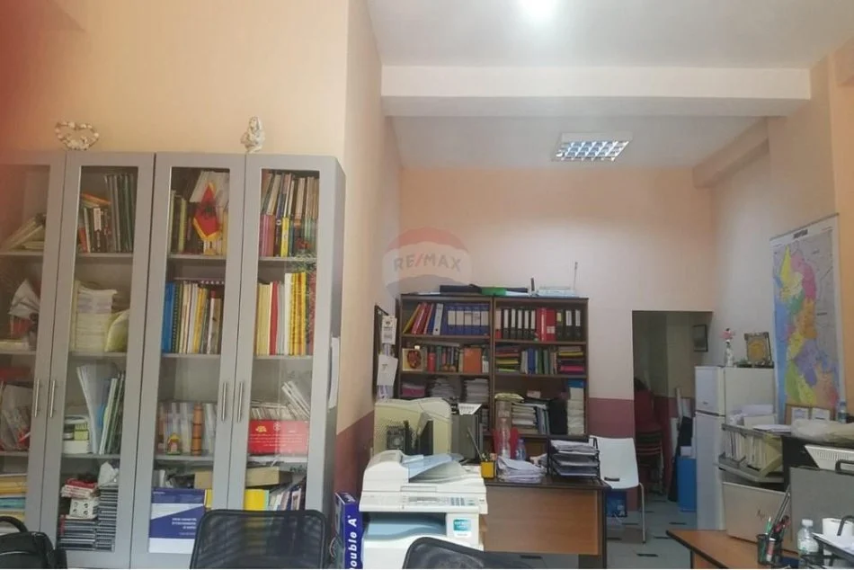 Tirane, jepet me qera ambjent biznesi Kati 0, 60 m² 400 € (Komuna Parisit)