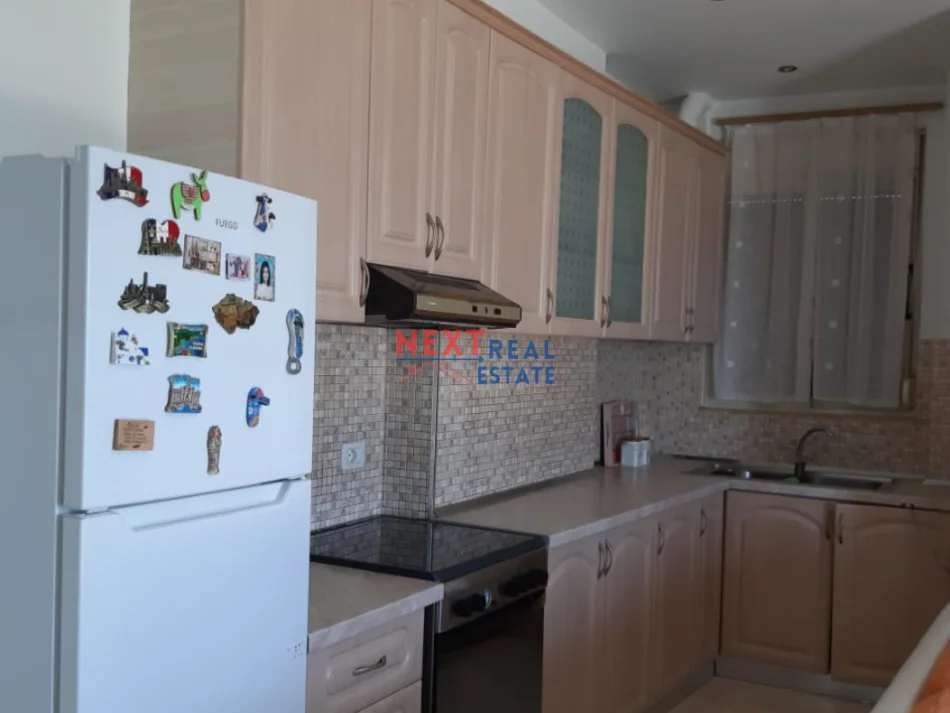 Vlore, jepet me qera apartament 1+1+Ballkon , 400 € (LUNGOMARE)