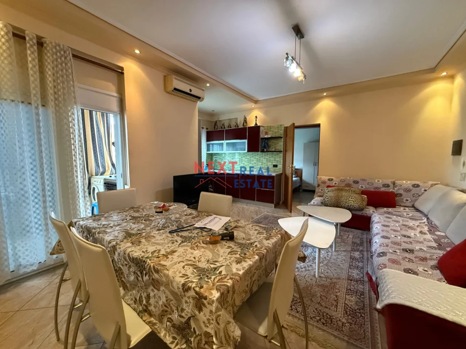 Vlore, jepet me qera apartament 2+1+Ballkon Kati 6, 300 € (TRANSBALLKANIKE)