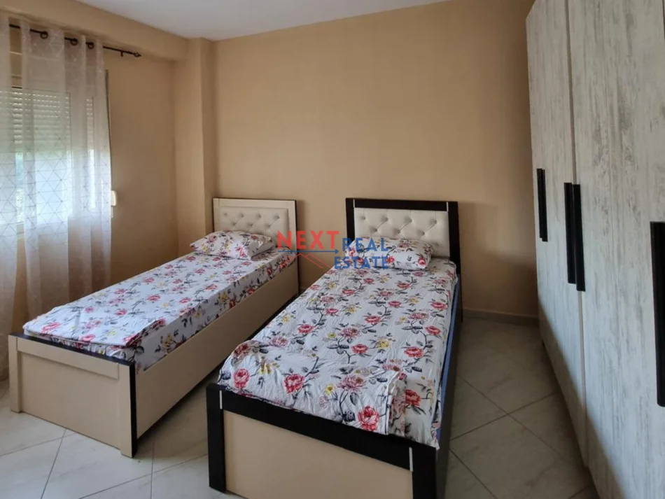 Vlore, jepet me qera apartament 2+1+Ballkon , 350 € (LUNGOMARE)