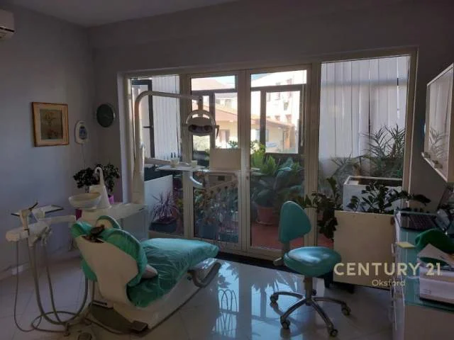 Jepet me qira apartament 1+1  67 m² 450 Euro tek rruga e Kavajes, mbrapa lidhjes se shkrimtareve!