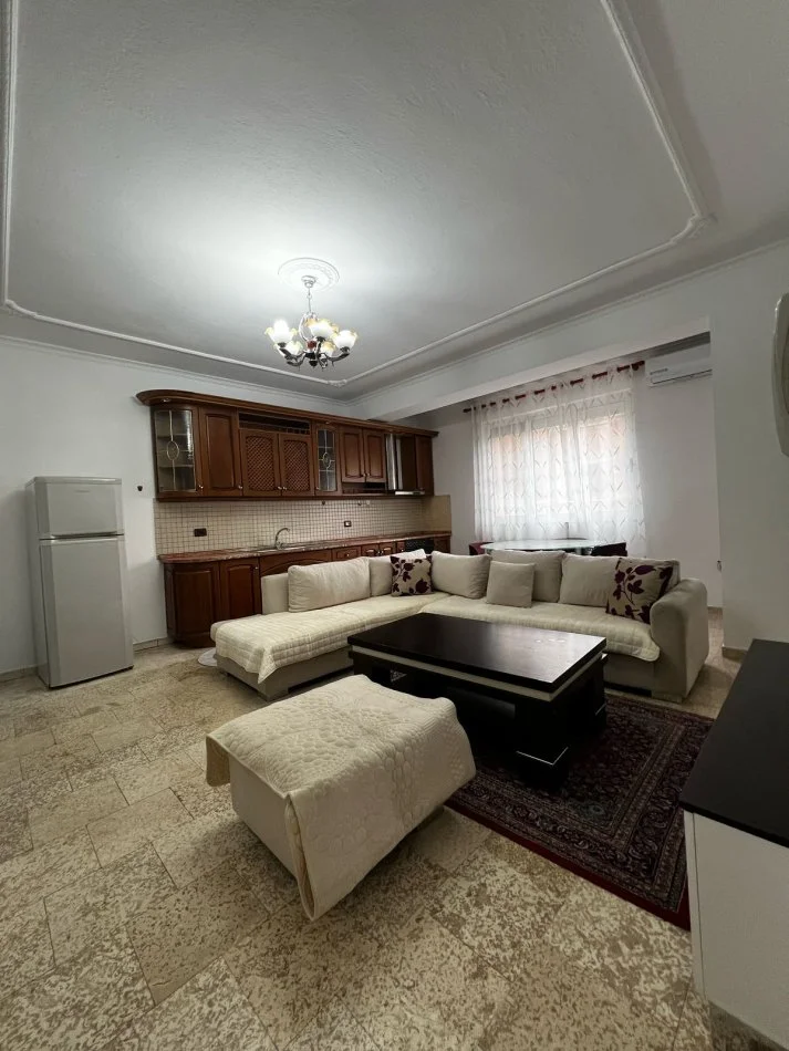 Tirane, jepet me qera apartament 2+1+Ballkon Kati 2, 90 m² 600 € (Rruga ''Muhamed Gjollesha'')