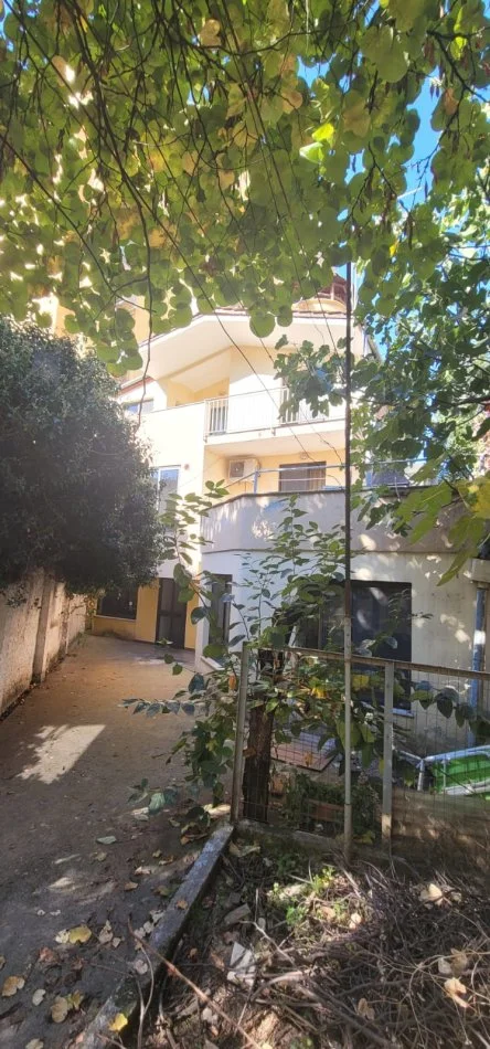 Tirane, jepet me qera Vile 2 Katshe Kati 2, 400 m² 1.300 € (VILA GOLD RRUGA E DIBRES)