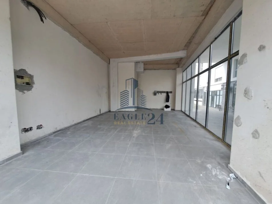 Tirane, jepet me qera dyqan , 56 m² 550 € (MISTO MAME)