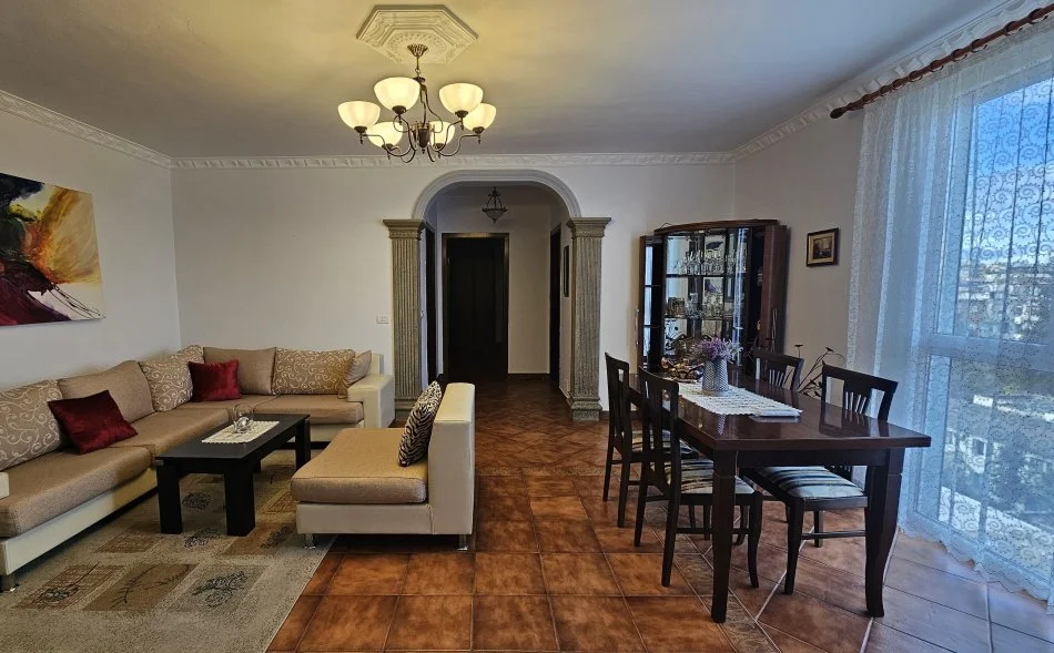 Tirane, jepet me qera apartament 2+1+Ballkon Kati 5, 110 m² 850 € (Ish Ekspozita)