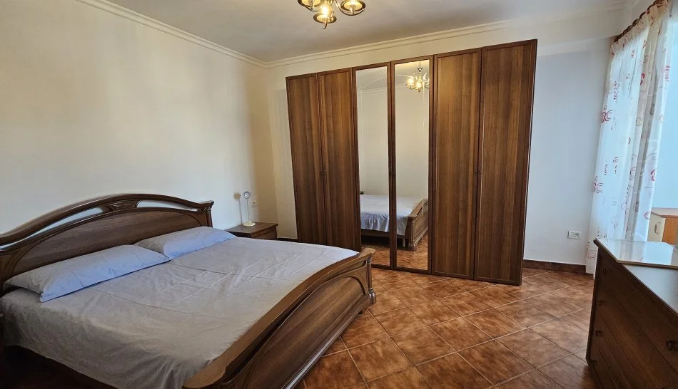 Tirane, jepet me qera apartament 2+1+Ballkon Kati 5, 110 m² 850 € (Ish Ekspozita)