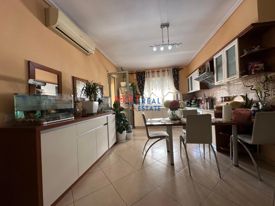 Vlore, jepet me qera apartament 3+1+Ballkon Kati 7, 153 m² 650 € (VLORE-SKELE)
