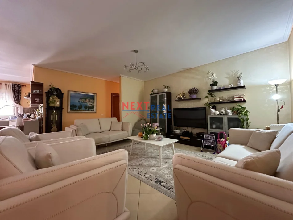 Vlore, jepet me qera apartament 3+1+Ballkon Kati 7, 153 m² 650 € (VLORE-SKELE)
