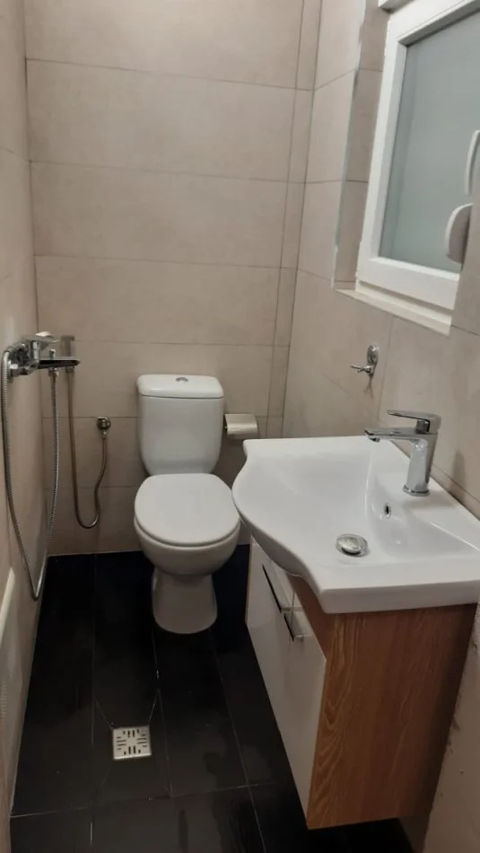 Tirane, jepet me qera apartament 2+1+Ballkon Kati 1, 75 m² 610 € (Rr Kavajes)