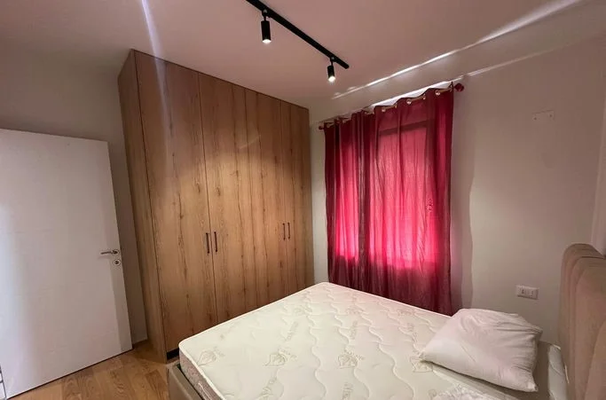 Tirane, jepet me qera apartament 1+1+Ballkon Kati 3, 550 € (Rruga ''Enriko Telini")