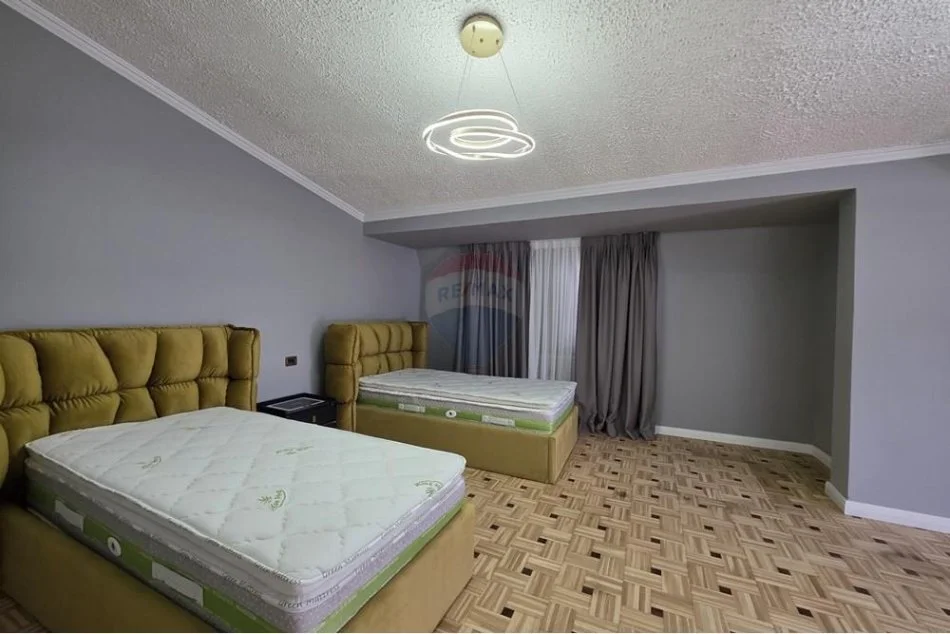 Tirane, jepet me qera apartament+verande | Penthouse Kati 7, 330 m² 2.500 € (Liqeni i Tiranes)