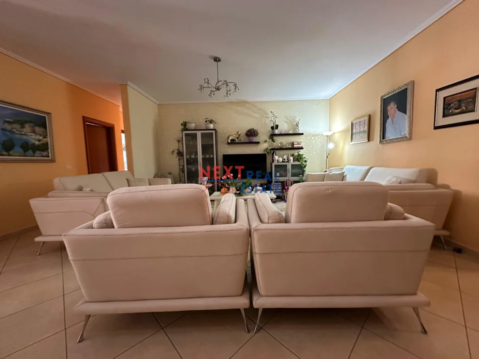 Vlore, jepet me qera apartament 3+1+Ballkon Kati 7, 153 m² 650 € (VLORE-SKELE)