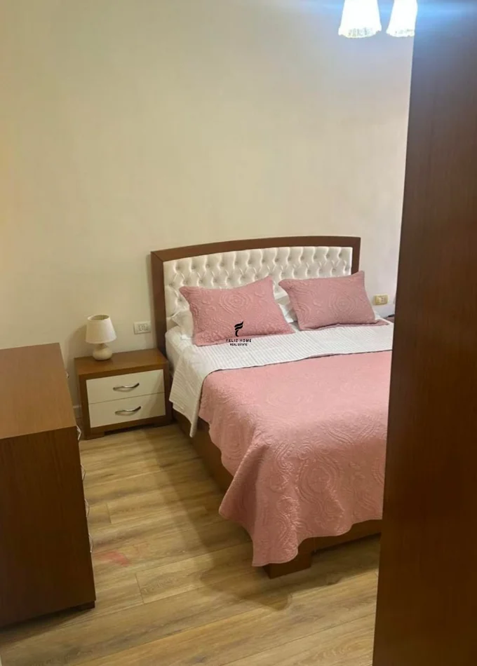 Tirane, jepet me qera apartament 2+1 Kati 4, 87 m² 700 € (LIQENI ARTIFICIAL)