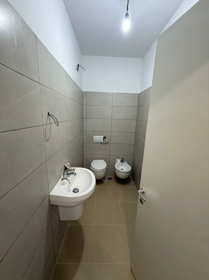 Tirane, jepet me qera apartament 2+1 Kati 1, 92 m² 700 € (QENDER)