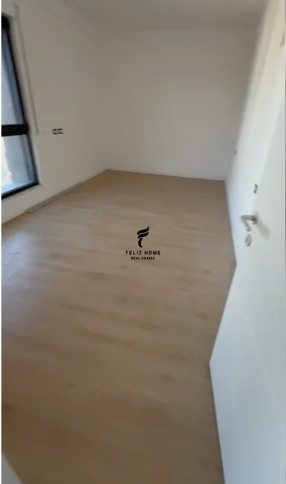 Tirane, jepet me qera ambjent biznesi Kati 9, 65 m² 600 € (BULEVARDI I RI)