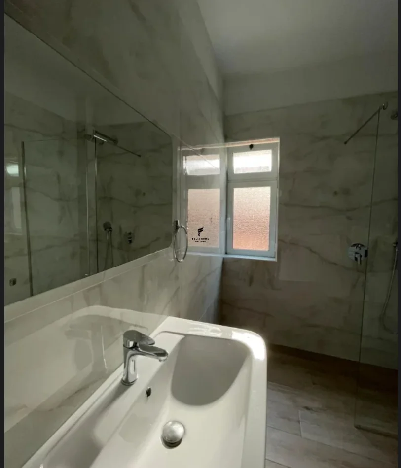 Tirane, jepet me qera apartament 1+1 Kati 4, 60 m² 500 € (ISH PARKU)