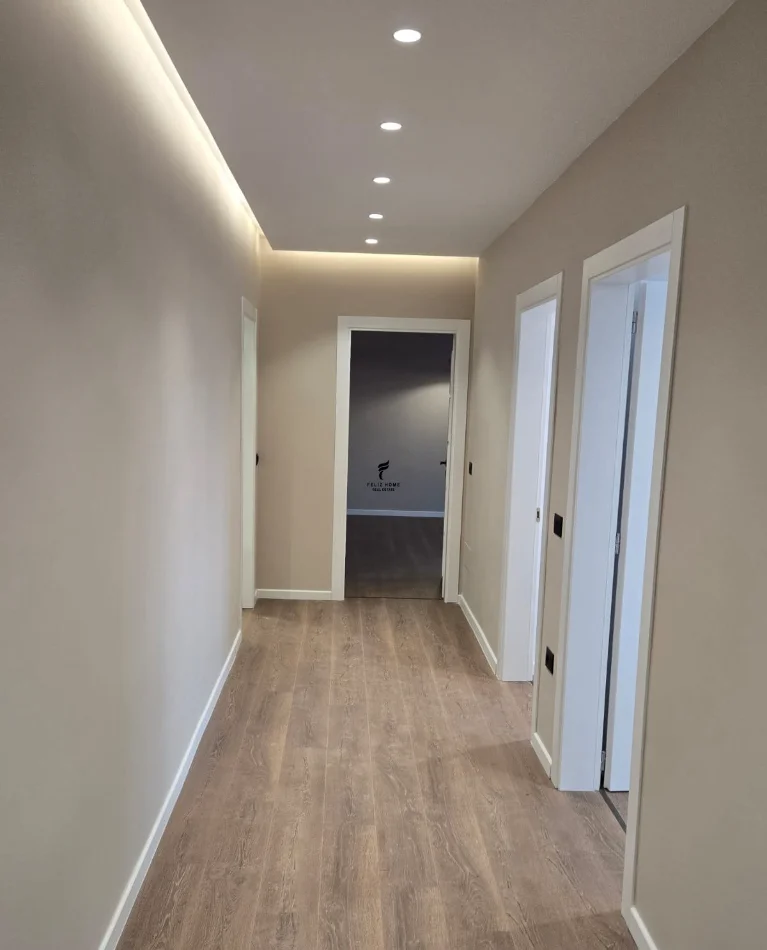 Tirane, jepet me qera zyre Kati 11, 104 m² 700 € (KOMUNA E PARISIT)