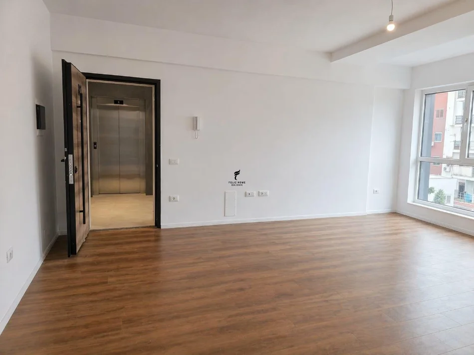 Tirane, jepet me qera zyre Kati 4, 66 m² 500 € (21 DHJETORI)