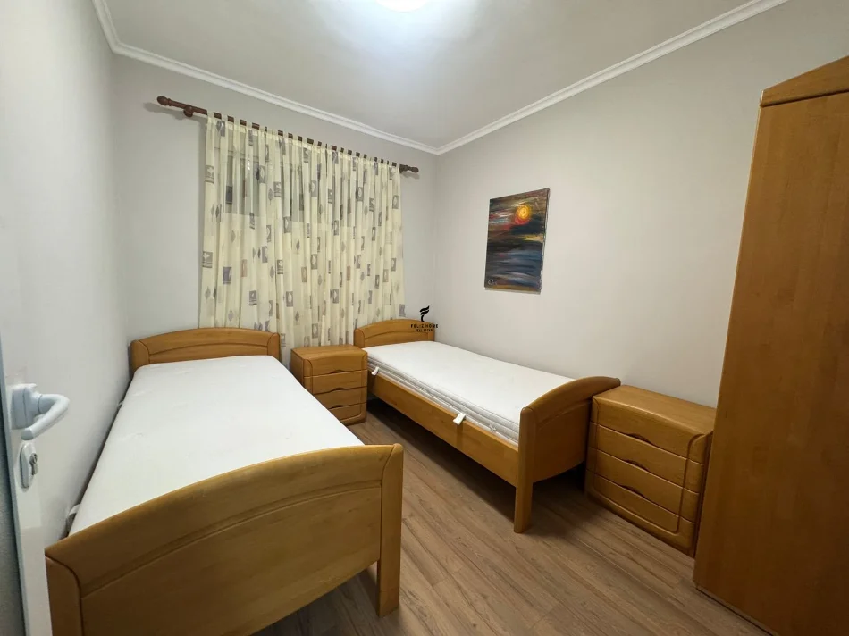 Tirane, jepet me qera apartament 1+1 Kati 1, 100 m² 900 € (BLLOKU)