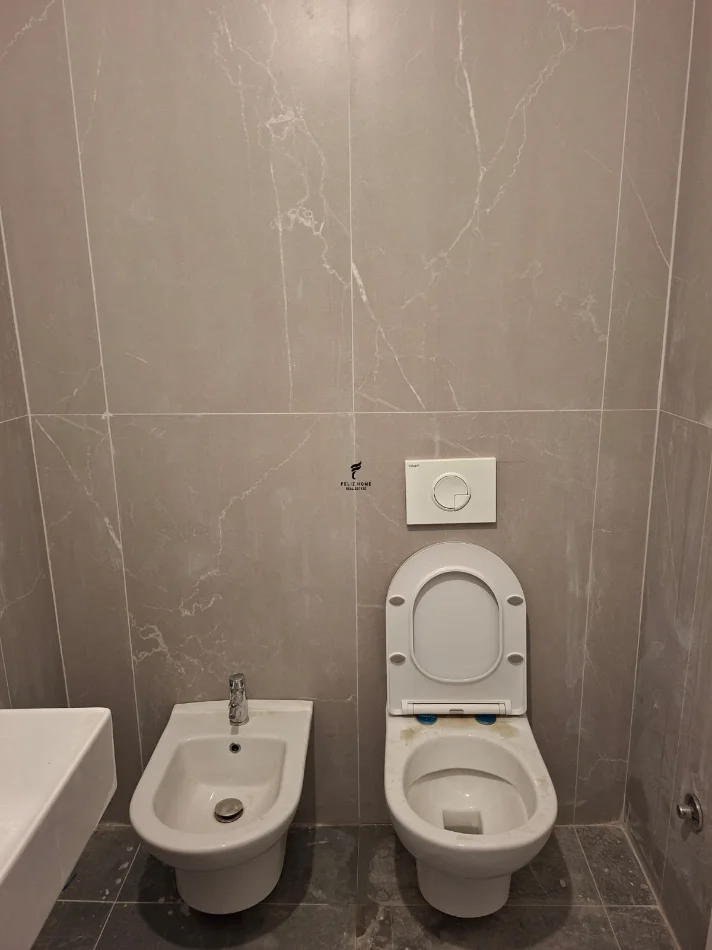 Tirane, jepet me qera zyre Kati 5, 72 m² 400 € (UNIVERS CITY)