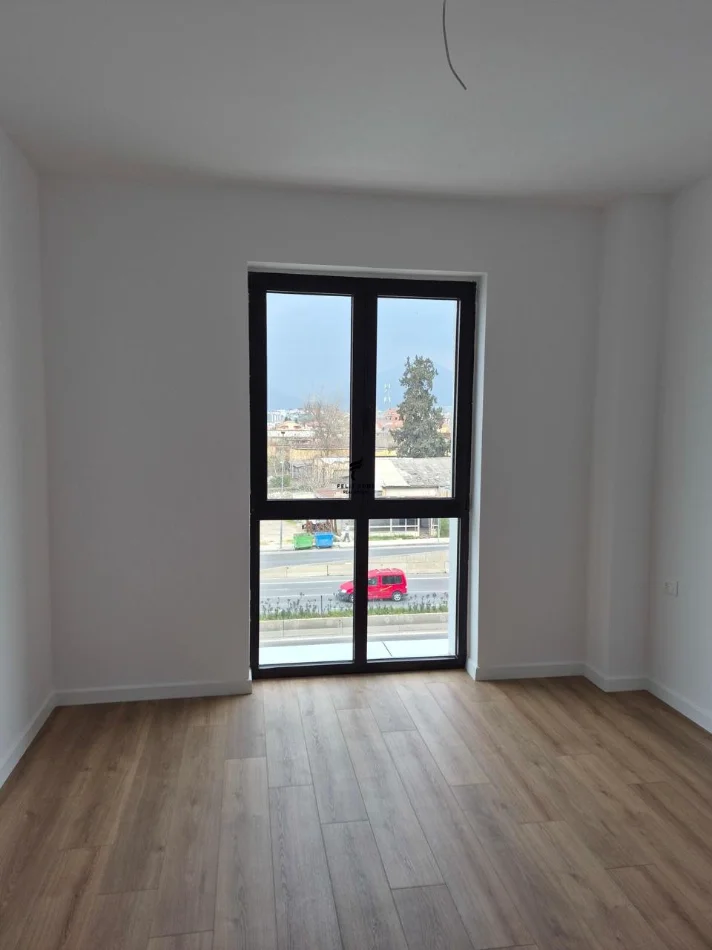 Tirane, jepet me qera zyre Kati 3, 65 m² 550 € (ISH DOGANA)